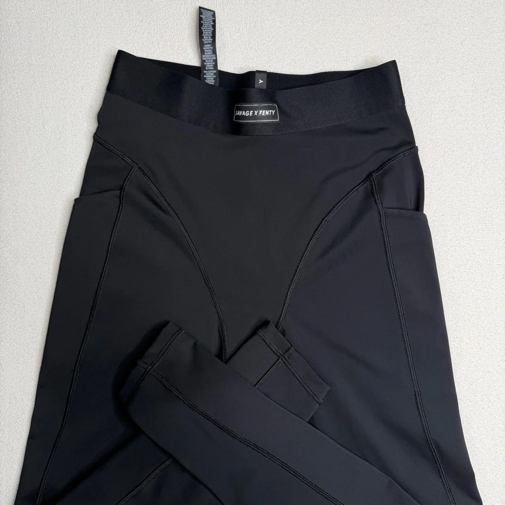 Savage X Fenty Lineup High-Waist Pocket Legging•Black - Picture 6 of 14